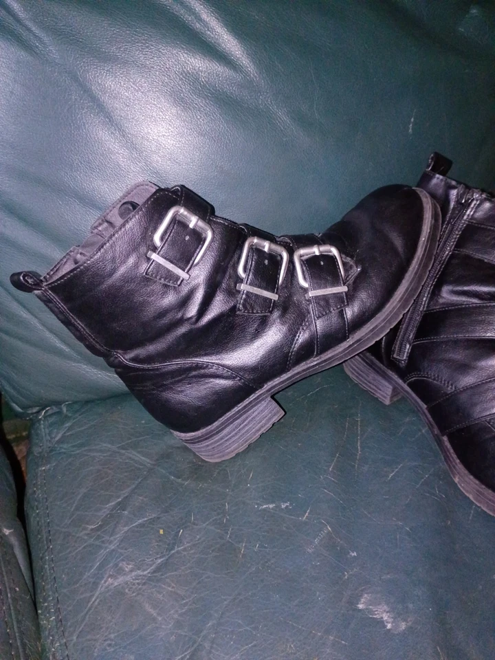 Botas de motociclista Big Buddha para mujer de cuero negro hebilla plateada 8,5 cierre de cremallera excelentes Foto 3 de 4