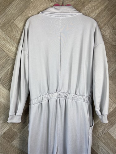 Neuwertiger hellgrauer Jumpsuit/All in One Loungewear Samt Reißverschluss Gr. 10 DEFEKT - Bild 14 von 24