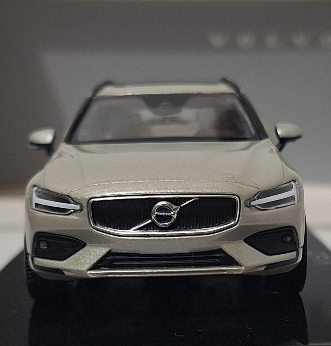Volvo V60 2018 Birch Light 1:43 Norev Dealer Edition 231032 Volvo V60 2018 Birch Light 1:43 Norev Dealer Edition 231032