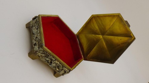 Caja hexagonal de latón arte metálico de México de los años 50 con pepitas Los Castillo rara MCM - Imagen 5 de 14