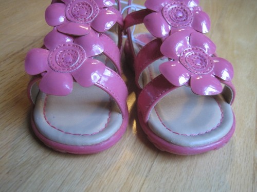 Kleinkind Mädchen HEISS ROSA GLÄNZEND LACK BLUMEN RIEMCHEN Sandalen Neu mit Etikett 7 - Bild 6 von 7