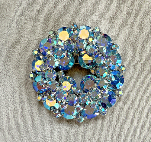 VINTAGE 1950's BLUE AURORA BOREALIS RHINESTONE CIRCLE BROOCH / 3 LAYERS 2 3/8" - Picture 4 of 8