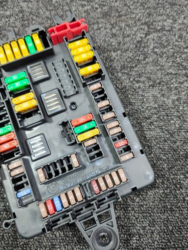 TABLERO CAJA FUSIBLES TRASERO BMW SERIE 1 2 3 4 F20 F22 F30 F32 F34 F36 9389070 - Imagen 3 de 5