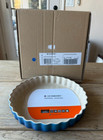 Le Creuset Stoneware Fluted Flan Pie Tarte Baking Dish 9 in 1.5 q Azure Blue NEW