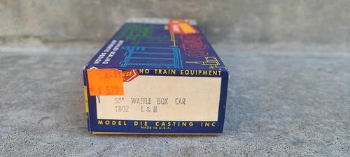Roundhouse 1802 50'  Waffle Box Car 50' Blue  L & N - Picture 10 of 11