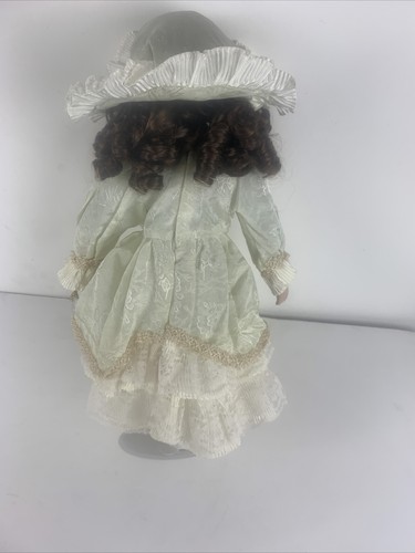Muñeca de porcelana The Princess Collection con vestido dorado y cabello castaño - Imagen 2 de 3