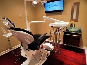 DENTAL-CHAIR-w-R-side-DELIVERY-UNIT-assist-arm-amp-senored-LED-OPERATING-LIGHT