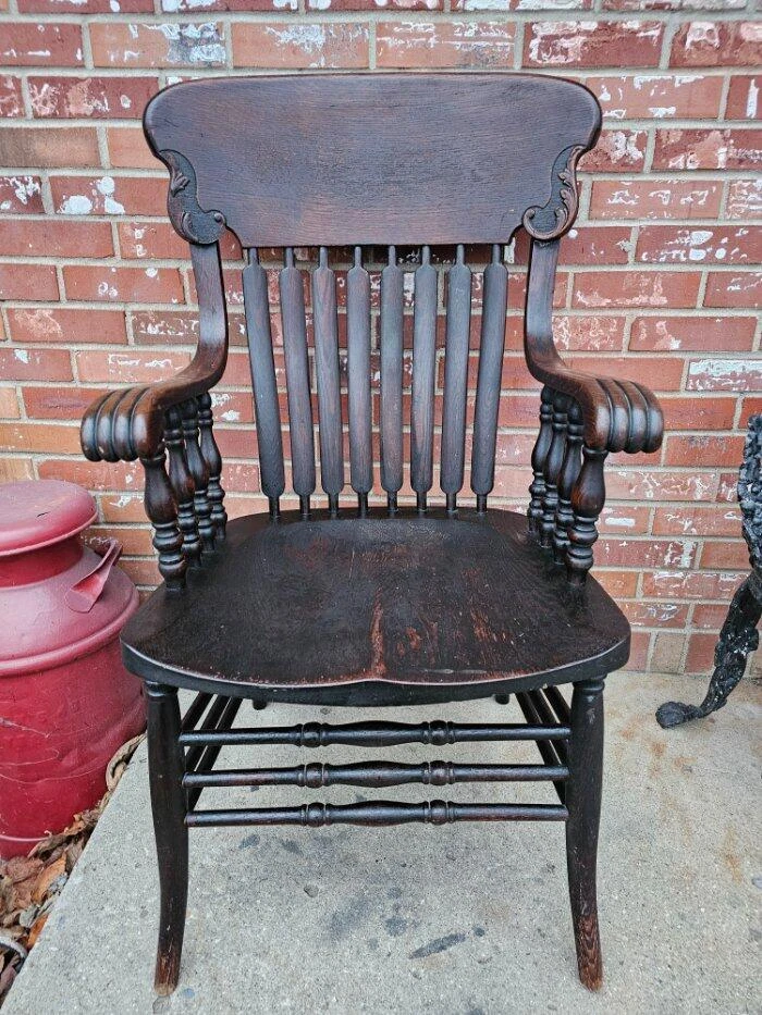 Antiguo sillón de roble con respaldo de flecha con pata de león Foto 2 de 4
