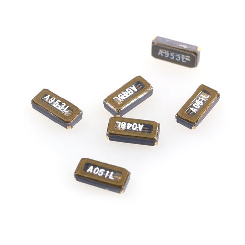 Oscilador de cristal pasivo parche SMD FC-135 32,768 KHZ 7 9 12,5 PF 20 ppm 3215 - Imagen 1 de 5