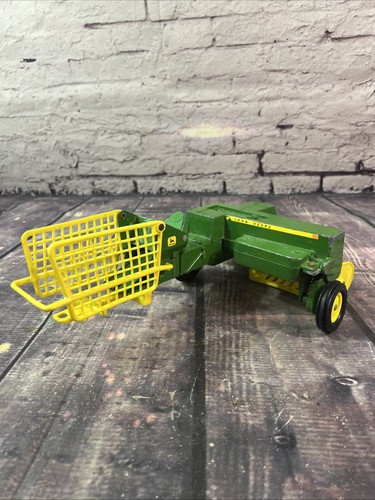 Ertl John Deere Hay Baler # 585 Made In USA - Picture 2 of 8