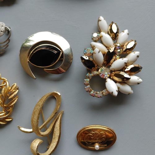 Vintage to Now 18 Brooch Pin Lot Rhinestones Gold Copper Tone Sarah Wreaths Bar - Picture 6 of 19