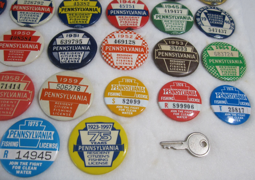 Org. Juego completo de botones de licencia de pesca Pennsylvania 1923-1959 estuche de 44 pines - Imagen 7 de 24