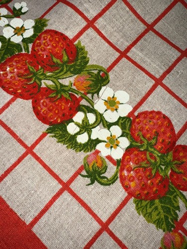Nappe  vintage en pur lin décor fraises et à carreaux  168 cm x 140 cm - Picture 5 of 7