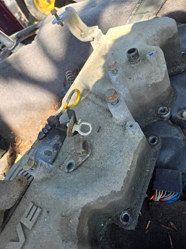 1993 Mazda b2600i truck 12 valve valve cover - Picture 8 of 8