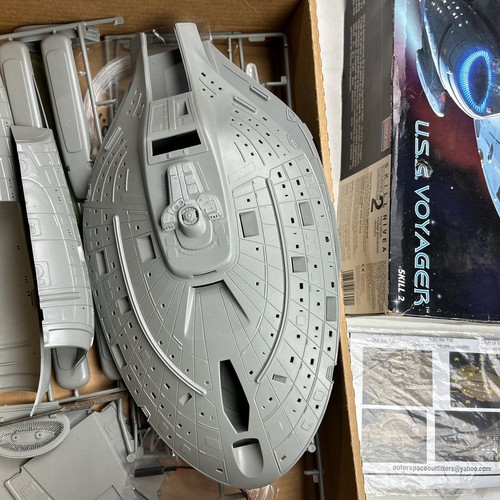 Star Trek models deep space nine Voyager U.S.S. Enterprise incomplete - Picture 22 of 22