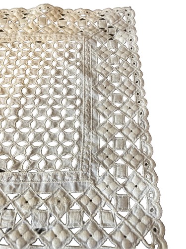 Vintage Rectangular Doily Table Centerpiece Off-White Embroidery - Picture 2 of 7