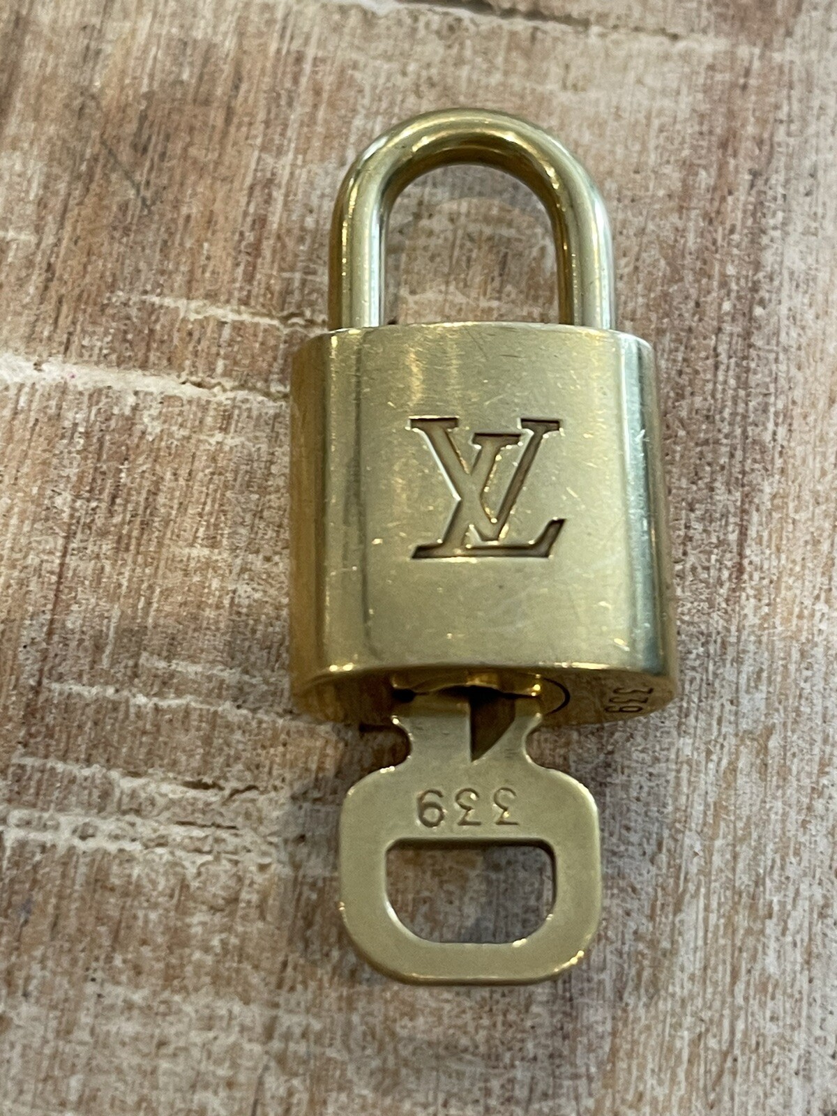 339 Authentic LOUIS VUITTON Lock & Key set Padlock b… Gem