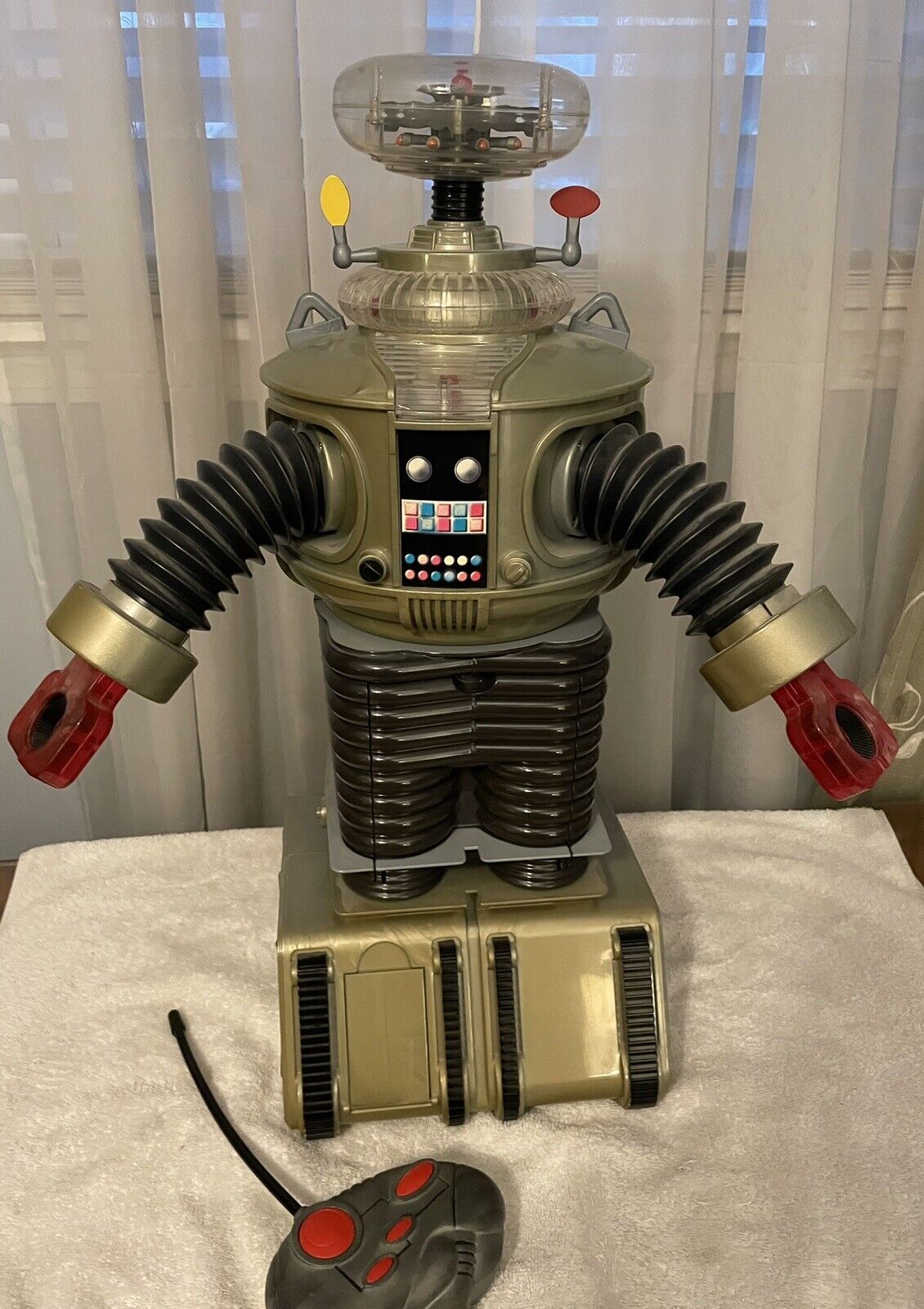 LOST IN SPACE ROBOT B9 FULL SIZE LOST IN SPACE ROBOT B9 FULL SIZE