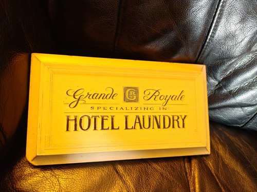  Holzschild für Waschküche Grande Royale Hotel Wäscherei Made in Canada  - Bild 1 von 3
