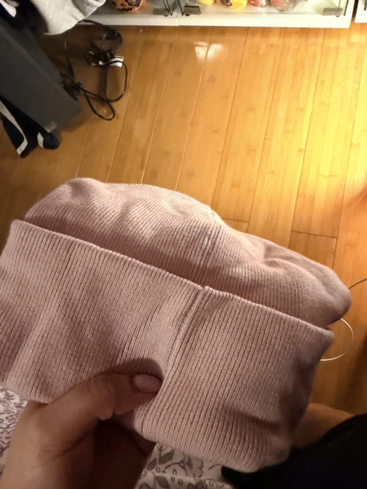 Victoria's Secret 时尚秀 2024 粉色无檐帽针织帽  — 第 3/4 张图片