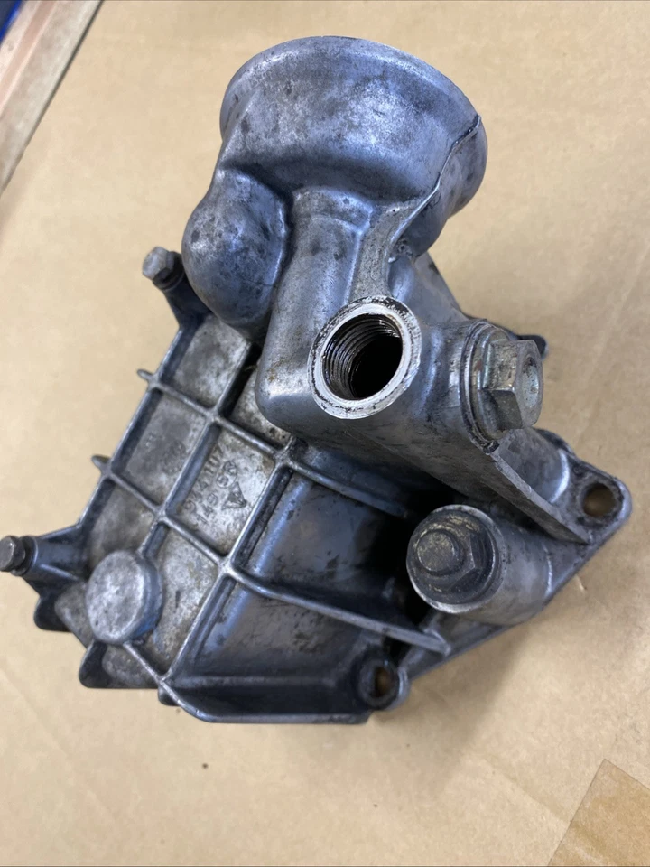 Placa de carcasa del enfriador de aceite Porsche 944 - 944.107.149.5R Foto 3 de 4