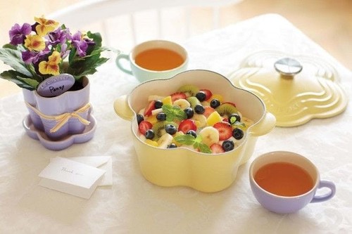 Le Creuset Steingut Übertopf und Etikettenstab Fleur Set Pastell Lila UNBENUTZT - Bild 2 von 17