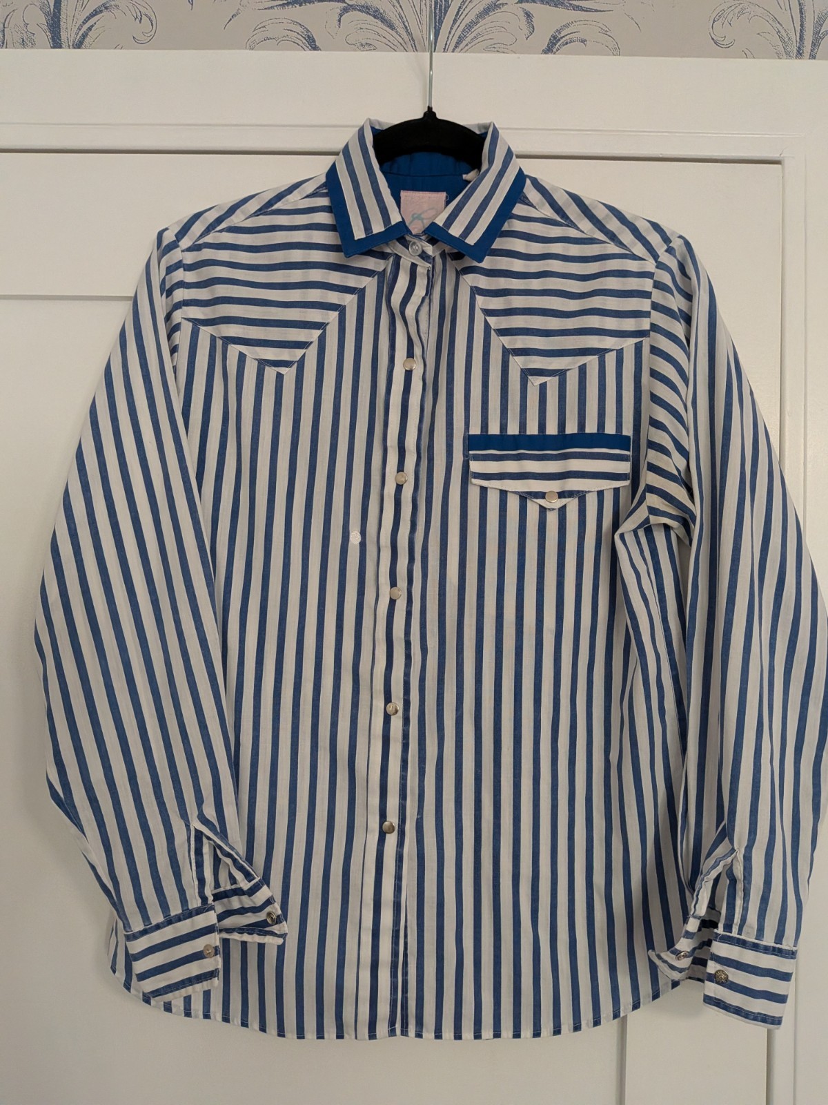 Camisa abotonada vintage a rayas azules y blancas
