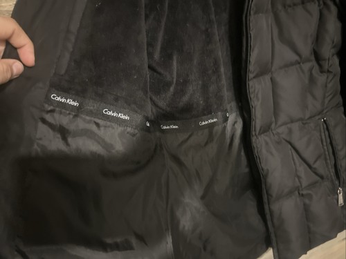 Chaqueta acolchada forrada de piel sintética negra Calvin Klein para mujer talla pequeña - Imagen 7 de 9