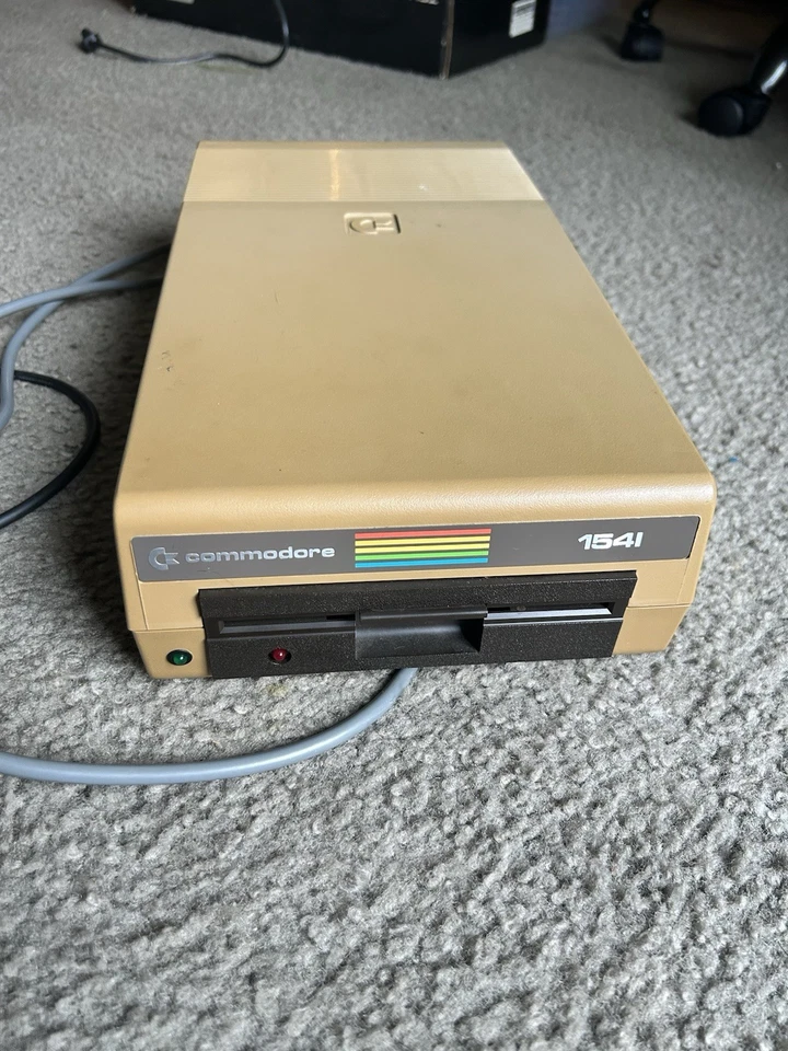 Unidad de disquete Commodore 64: modelo 1541 enciende  Foto 2 de 4