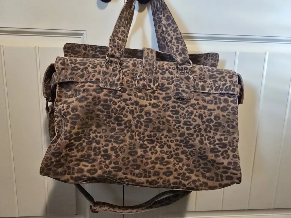 Bolso de Mano Free People Wild Thing Estampado de Leopardo Gamuza *Agotado  Foto 2 de 4