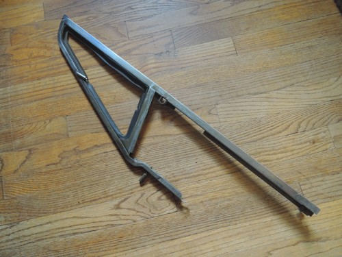 Alfa Romeo GTV 1971-1975 Used Original LEFT Driver's Side VENT WINDOW FRAME Only - Picture 17 of 17