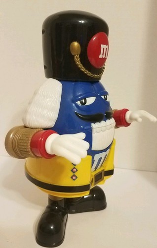 Dispensador de caramelos Cascanueces M&M's azul con pantalones amarillos edición limitada vacaciones - Imagen 3 de 4
