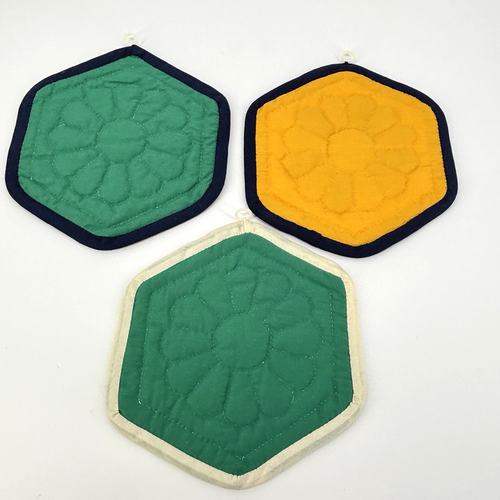 Lotto di 3 portavasi trapuntati esagonali colorati fatti a mano vintage nuovi senza etichette misura 8 1/2" - Foto 2 di 2