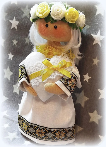 Puppe "Engel mit Herz" im Bild eines Mädchens in ukrainischer Nationalkleidung - Bild 4 von 4