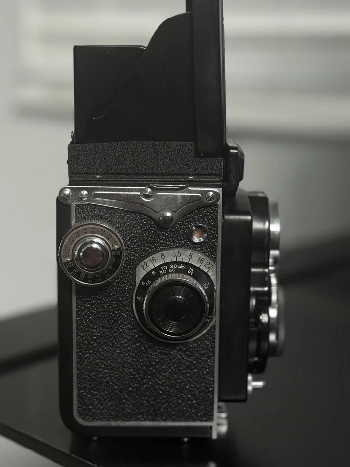 Cámara fotográfica Yashica-D TLR 80 mm 1:3,5 lente Yashinon usada negra.    Foto 3 de 4