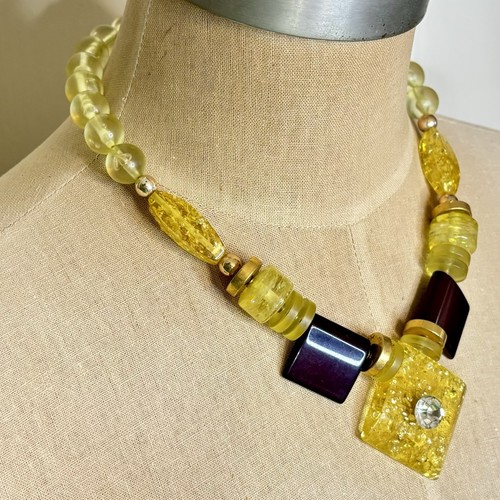Vintage Yellow Lucite Chunky Bead Necklace Gold Tone Spacers Crystal Rhinestone - Picture 4 of 24