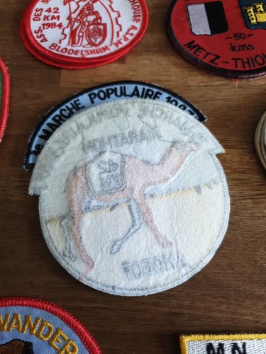 écusson patch brodé Marathon 42 Km Angeot 1ER MARCHE POPULAIRE 1987 Vintage - Foto 2 di 2