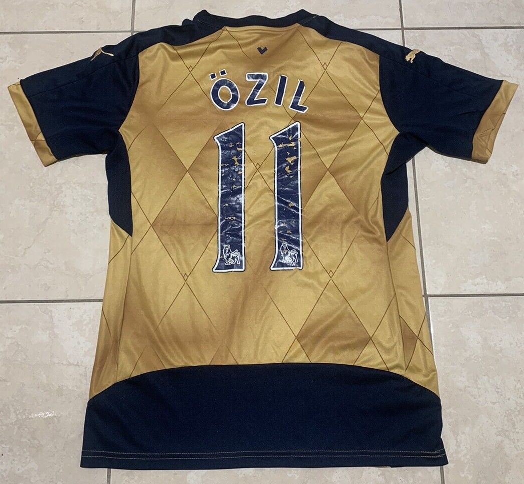 Arsenal 2015 - 2016 Away Jersey. Size M. Puma Mesut Özil EPL