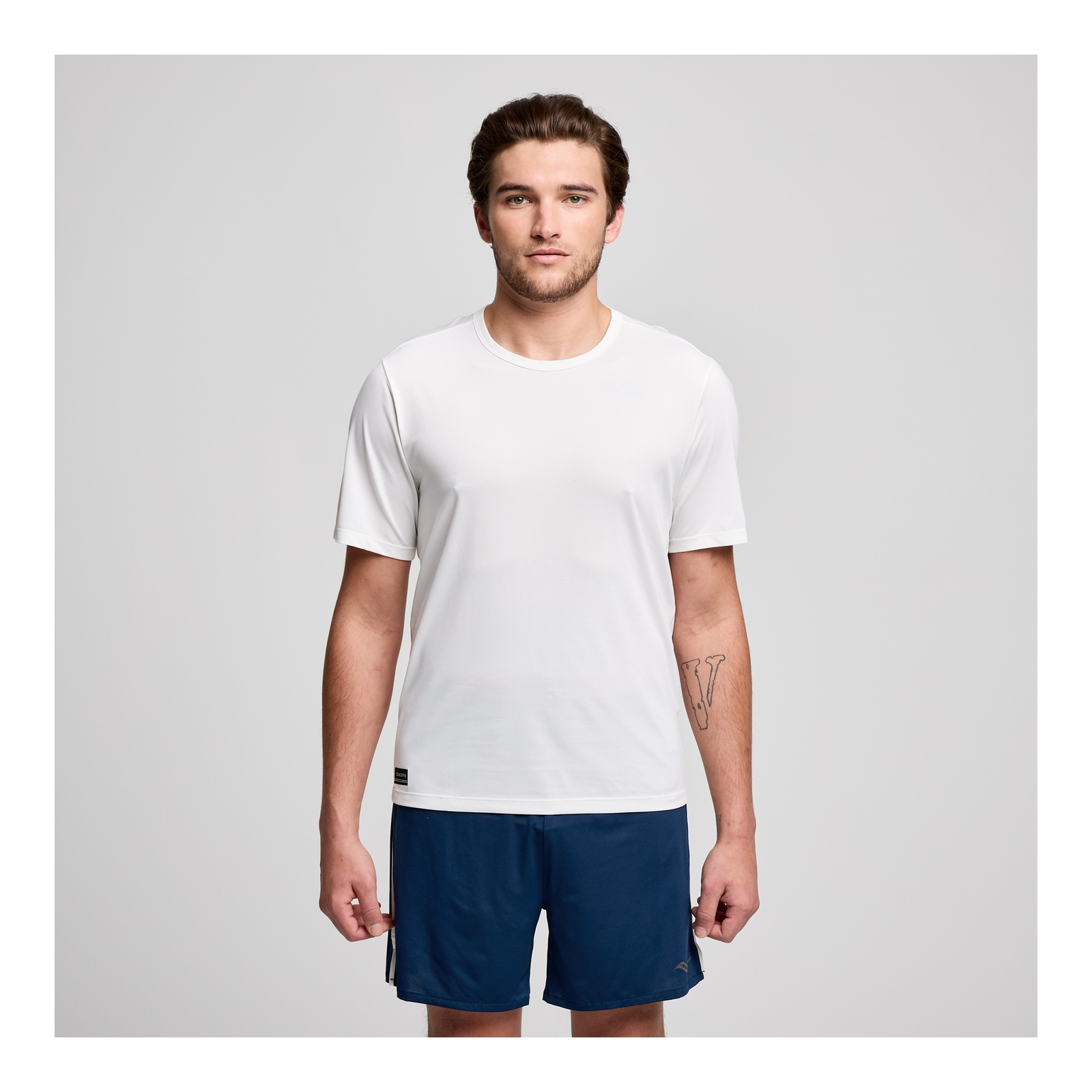 Мужские секундомеры Saucony с коротким рукавом белого цвета M Apparel