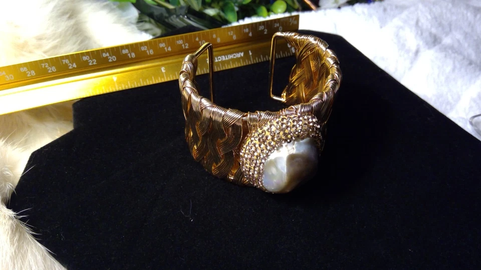 Hermosa pulsera concha de color dorado pieza llamativa como una perla Foto 2 de 2