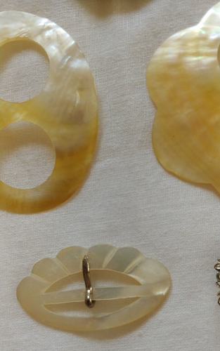 Vintage mother-of-pearl, 3 buckles (2 are metal Japan) 2 scarf holders - v. good - Picture 3 of 5