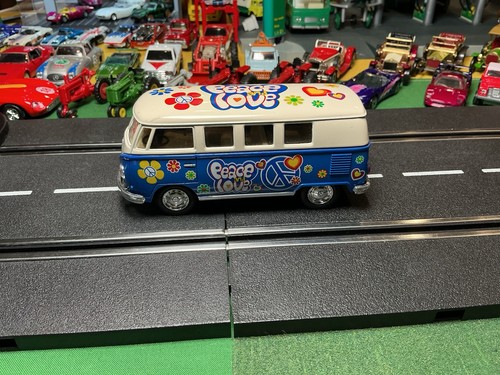 Kinsmart 1962 Volkswagen Classical Bus Peace & Love 1/32 Posi Traction