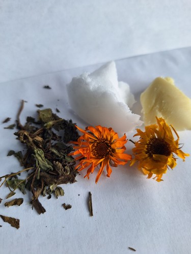 Feuchtigkeitsspendende Gesichtscreme aus Sheabutter, Kokosöl, Ringelblume ganz natürlich - Bild 4 von 7