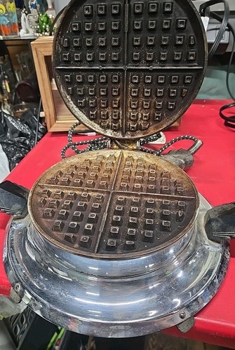 Vintage Electrahot Waffle Iron, specifically Style No. 2873. - Picture 3 of 4