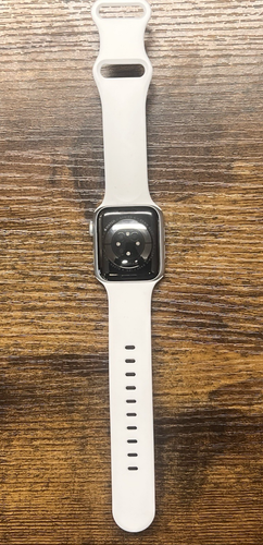 Apple Watch Series 6 40 mm argent - bracelet blanc - débloqué - iCloud désactivé - Photo 3 sur 7