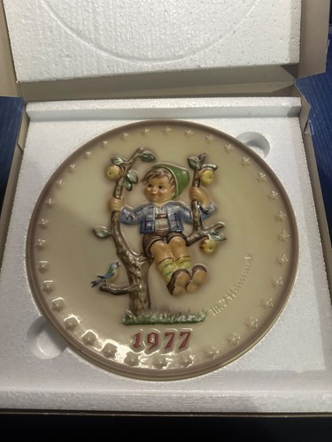 Vintage M.J. Hummel Goebel APFELBAUMJUNGE 1977 Jahresteller, Originalkarton - Bild 2 von 7