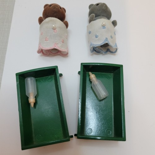 Osos bebé grises y marrones Calico Critters Sylvanian Families en cunas Maple Town - Imagen 5 de 7