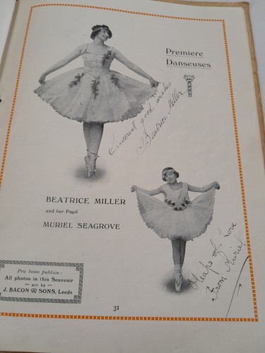 Firmado The Leeds Sylvians A Country Girl Programa Gran Teatro Leeds década de 1920 - Imagen 11 de 12