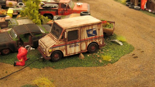 CUSTOM BUILT WEATHERED RUSTY JUNK PARTS YARD GRUMMAN POSTAL VEHICLE LLV 1:64/A - Picture 4 of 16
