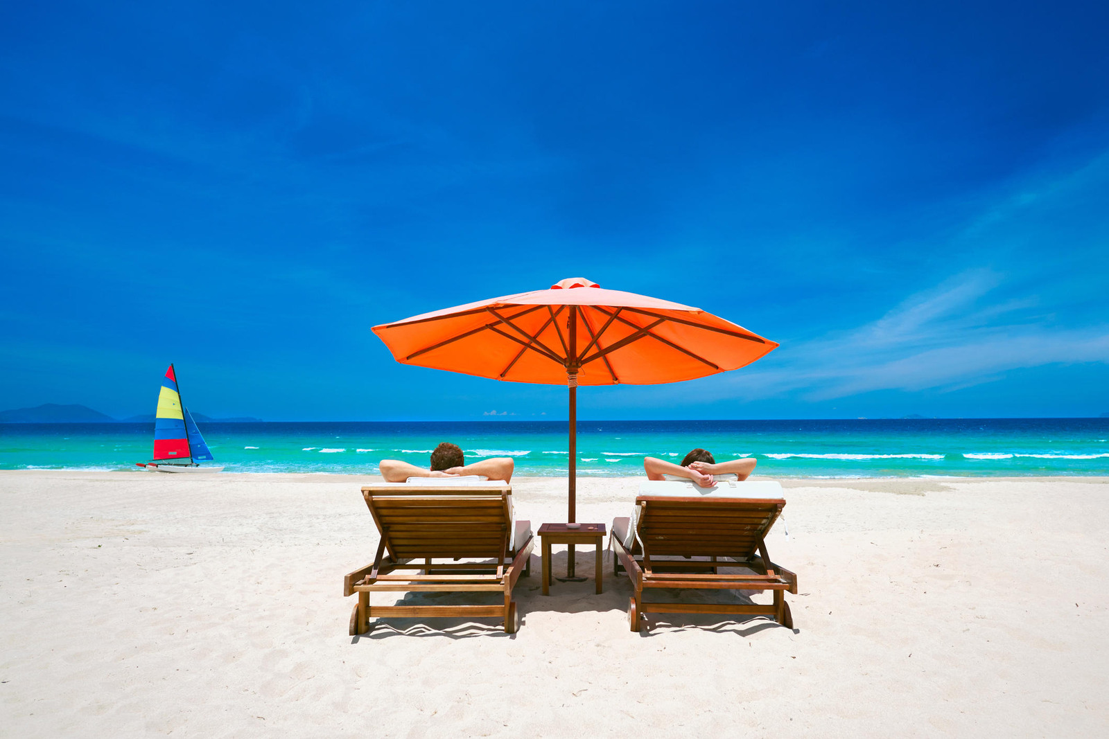 Wandbild: Paar an einem tropischen Strand entspannen in der Sonne auf [...]